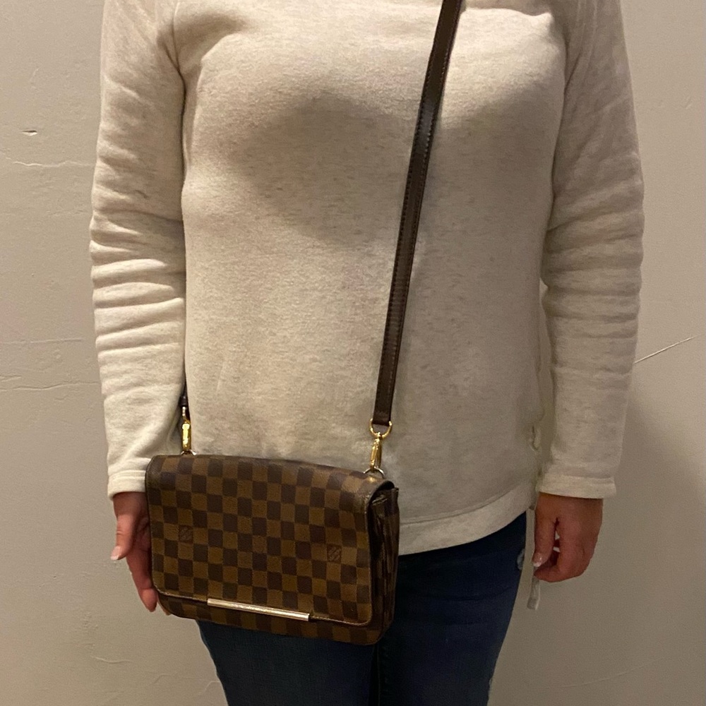 Louie Vuitton crossbody bag